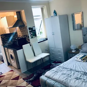  Apartment Self-contained Studio Flat Bathrooms Kitchens Upgrade Locations To Centre 15 Minutes Walking Distance Universities Queen Hospitals Hospitals United Kingdom